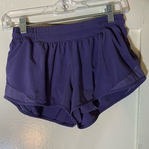 Lululemon Hotty Hot Short II 2.5"
Viola